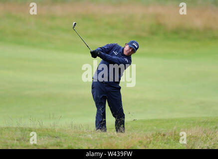 Die USA Phil Mickelson bei Tag zwei der Open Championship 2019 im Royal Portrush Golf Club. Stockfoto