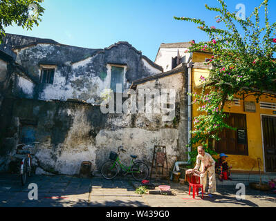 Hoi An, Vietnam - Dec 3, 2015. Alte Frau an der Straße in der Altstadt von Hoi An, Vietnam. Hoi An als Weltkulturerbe von der UNESCO anerkannt ist. Stockfoto