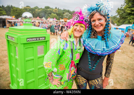 Henham Park, Suffolk, Großbritannien. 19. Juli 2019. Der Gründer von Retro Bambi und einem anderen stall Inhaber genießen Sie verkaufen Oldtimer und andere Kleidung - Die2019 Latitude Festival. Credit: Guy Bell/Alamy leben Nachrichten Stockfoto