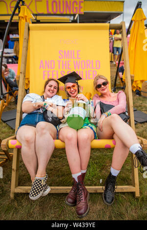 Henham Park, Suffolk, Großbritannien. 19. Juli 2019. Ein neuer Absolvent feiert mit Freunden - Die2019 Latitude Festival. Credit: Guy Bell/Alamy leben Nachrichten Stockfoto