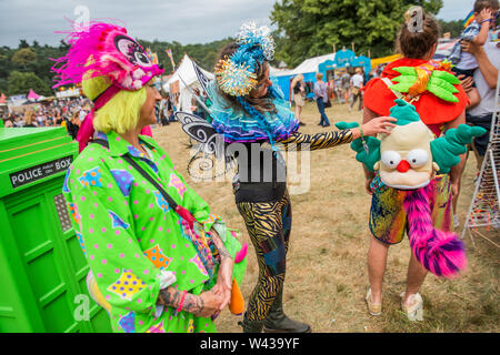 Henham Park, Suffolk, Großbritannien. 19. Juli 2019. Der Gründer von Retro Bambi und einem anderen stall Inhaber genießen Sie verkaufen Oldtimer und andere Kleidung - Die2019 Latitude Festival. Credit: Guy Bell/Alamy leben Nachrichten Stockfoto