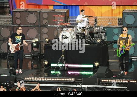 New York, NY, USA. 19 Juli, 2019. Mark Hoppus, Travis Barker, Tom Delonge, Blink 182 BLINK 182 auf der Bühne im Konzert auf Good Morning America (GMA), Rumsey Spielfeld Summer Stage im Central Park, New York, NY 19. Juli 2019. Credit: Jason Mendez/Everett Collection/Alamy leben Nachrichten Stockfoto