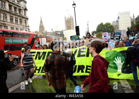 Studenten auf die Straße, um gegen den Klimawandel in London am Freitag, den 19. Juli zu demonstrieren. Stockfoto