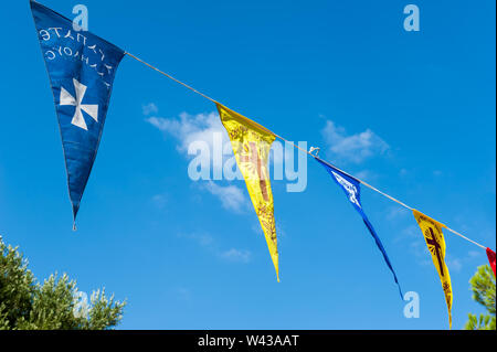 Flaggen in der Nähe von Agrilion Monasetery in der Nähe von Sami, Kefalonia, Ionische Inseln, Griechenland, Europa Stockfoto