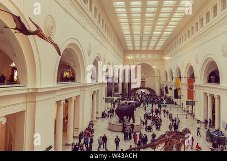 Chicago, Illinois, USA, 12. Mai 2017: Eine große Anzahl von Besuchern in der Halle des Field Museum in Chicago, Illinois. Stockfoto