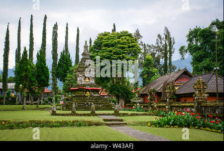 Bali, Indonesien - Apr 20, 2016. Anzeigen von Pura Ulun Danu Tempel mit Garten in Bali, Indonesien. Pura Ulun Danu ist ein wichtiger Shivaite und Wasser Tempel auf Bali, Stockfoto