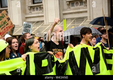 Studenten auf die Straße, um gegen den Klimawandel in London am Freitag, den 19. Juli zu demonstrieren. Stockfoto