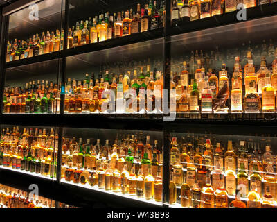 Edinburgh, Schottland - Mai 12, 2019: Die Diageo Claive Vidiz Sammlung von 3.384 Flaschen Whisky, Scotch Whisky Experience angezeigt. Stockfoto