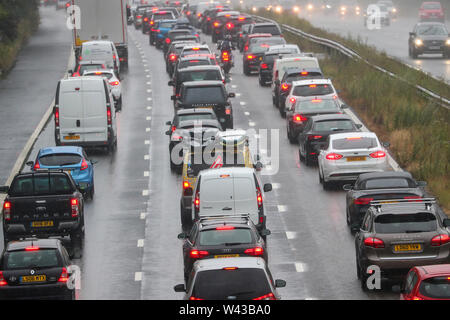 M3 Winchester, Hampshire, UK. Juli 2019 19. Wild Freitag, lange Staus auf der M3 in Richtung Süden, als Treiber für den Beginn der Sommerferien. Kredit Stuart Martin/Alamy leben Nachrichten Stockfoto