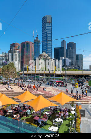 Blick über den Federation Square in Richtung der Skyline von Southbank mit der Eureka Tower im Zentrum, Melbourne, Victoria, Australien Stockfoto