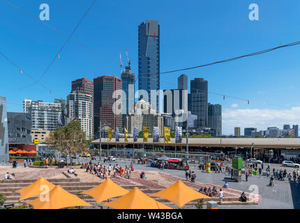 Blick über den Federation Square in Richtung der Skyline von Southbank mit der Eureka Tower im Zentrum, Melbourne, Victoria, Australien Stockfoto