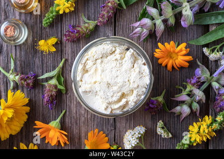 Hausgemachte Creme vom Shea Butter, Heilpflanzen und ätherischen Ölen, Ansicht von oben Stockfoto