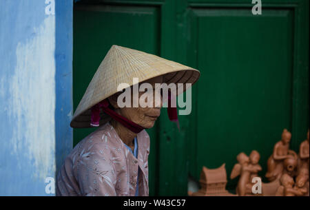 Hoi An, Vietnam - Dec 1, 2015. Porträt der alten Frau in der Alten Stadt Hoi An, Vietnam. Hoi An ist Vietnam die meisten atmosphärischen und entzückenden Stadt. Stockfoto