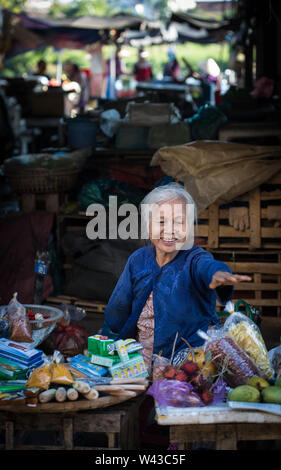 Hoi An, Vietnam - Dec 1, 2015. Eine alte Frau am lokalen Markt in der Alten Stadt Hoi An, Vietnam. Hoi An ist Vietnam die meisten atmosphärischen und entzückenden Stadt. Stockfoto