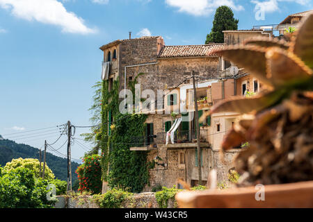 Blick auf die alten Häuser des historischen Zentrums von Valldemossa, Mallorca, Spanien (horizontale Ausrichtung) Stockfoto