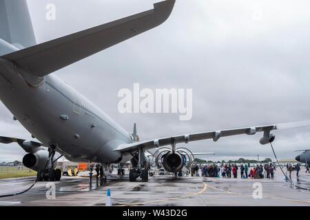 RAF Fairford, Glos, Großbritannien. Juli 2019 19. Tag 1 des Royal International Air Tattoo (RIAT) mit militärischer Flugzeuge aus der ganzen Welt Montage für größte Airshow der Welt, die vom 19.-21. Juli läuft. Tag 1 Flying Display ist stark durch die niedrige Wolkenuntergrenze, starker Regen und starkem Wind eingeschränkt. Bild: Statische Darstellung von militärischen Flugzeugen unter grauem Himmel. Credit: Malcolm Park/Alamy Leben Nachrichten. Stockfoto