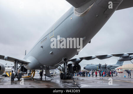 RAF Fairford, Glos, Großbritannien. Juli 2019 19. Tag 1 des Royal International Air Tattoo (RIAT) mit militärischer Flugzeuge aus der ganzen Welt Montage für größte Airshow der Welt, die vom 19.-21. Juli läuft. Tag 1 Flying Display ist stark durch die niedrige Wolkenuntergrenze, starker Regen und starkem Wind eingeschränkt. Bild: Statische Darstellung von militärischen Flugzeugen unter grauem Himmel. Credit: Malcolm Park/Alamy Leben Nachrichten. Stockfoto