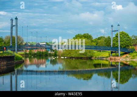 Suspension Bridge an der Exeter Quay oder am Kai im frühen Morgenlicht. Devon, England, UK. Stockfoto