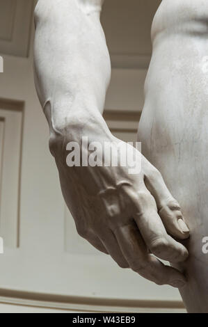 Vertikale Nahaufnahme von Davids Hand details. Skulptur von berühmten italienischen Bildhauer Michelangelo Stockfoto