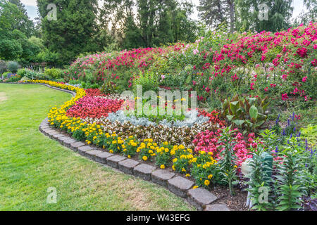 Ein Blick auf den Rasen und Blumen Garten am Point Defiance Park in Tacoma, Washington. Stockfoto