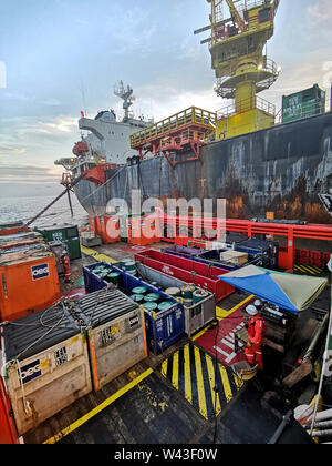 Offshore Supply Vessel zu Fpso oder Lagerung Tanker auf See für Heizöl gebunden Bunkern Stockfoto