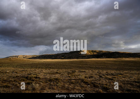 Einen stürmischen Himmel über offenes Land, in Wyoming, USA Stockfoto