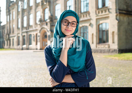 Portrait des muslimischen Studenten-Mädchens in Hijab. Stockfoto