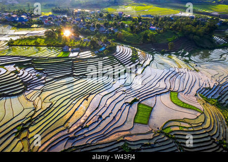 Wasser auf den Terrassen in der Nähe von Sapa, Lao Cai, Vietnam gleichen Weltkulturerbe Ifugao Reisterrassen in Batad, Northern Luzon, Philippinen. Stockfoto