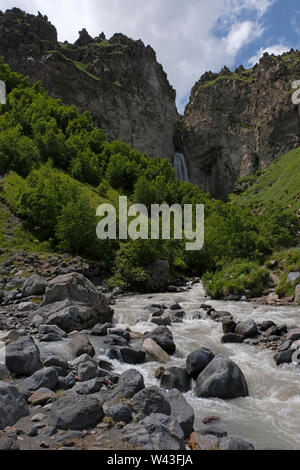 Ansicht des dzhily su Wasserfall im Elbrus region Kabardino-Balkar Republik im Norden der kaukasischen föderalen Bezirk Russlands. Stockfoto