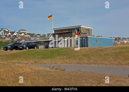 Die aus Stein gebauten Rettungsschwimmer lookout Post im Strand Parkplatz liegt an Ogmore vom Meer mit Rettungsschwimmern besetzt während der Sommersaison. Stockfoto