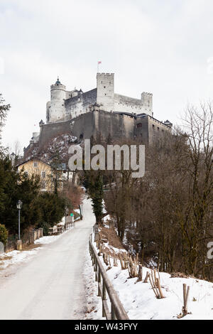 Blick auf die Festung Hohensalzburg, Salzburg, Österreich. Die Festung liegt auf dem Festungsberg auf einem kleinen Hügel. Stockfoto