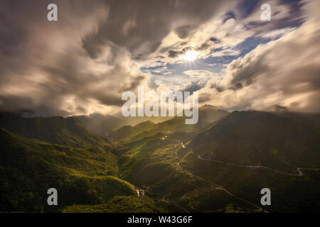 Luftaufnahme von O Quy Ho-Pass von Sapa, Lao Cai, Lai Chau, Vietnam. O Quy Ho ist einer der Top 4 Pass in Vietnam. Stockfoto