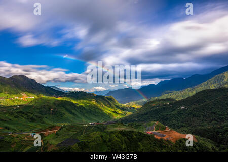 Luftaufnahme von Muong Hoa Tal bei Sapa, Lao Cai, Vietnam. Blick von O Quy Ho Pass Stockfoto