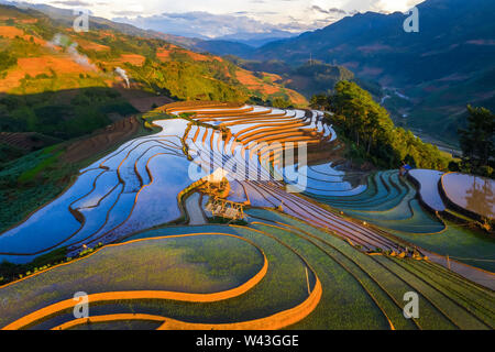 Reis und Wasser auf Terrassen Mu Cang Chai, Yen Bai, Vietnam gleichen Weltkulturerbe Ifugao Reisterrassen in Batad, Northern Luzon, Philippinen. Luftaufnahme Stockfoto