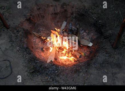 Ein Feuer in einem Wald in der camping am Abend. Bereit zum Kochen Stockfoto