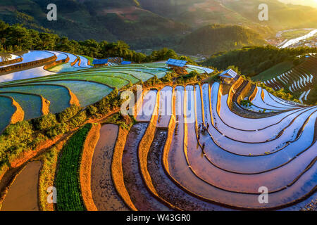 Reis und Wasser auf Terrassen Mu Cang Chai, Yen Bai, Vietnam gleichen Weltkulturerbe Ifugao Reisterrassen in Batad, Northern Luzon, Philippinen. Luftaufnahme Stockfoto