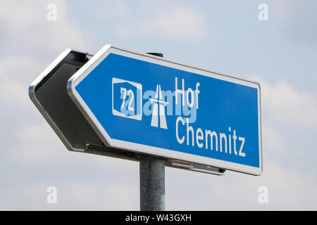 18 Juli 2019, Sachsen, Borna: Ein Schild zeigt den Weg zu den 72. Bauarbeiten auf der Autobahn A 72 von Chemnitz nach Leipzig macht Fortschritte. Anfang August, der vorletzte Abschnitt Borna-Rötha in Richtung Chemnitz ist für den Verkehr geöffnet werden, wie durch das Landesamt für Straßenbau und Verkehr in Dresden angekündigt. Die allgemeine Freigabe für Abschnitt 5.1 ist für Ende September geplant. Es ist etwa 9,5 Kilometer lang und kostet rund 144 Millionen Euro. Im kommenden Jahr wird es einige verbleibende Arbeit. Der Rückbau der B95 ist bis Ende abgeschlossen sein Stockfoto