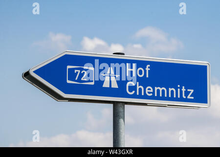 18 Juli 2019, Sachsen, Borna: Ein Schild zeigt den Weg zu den 72. Bauarbeiten auf der Autobahn A 72 von Chemnitz nach Leipzig macht Fortschritte. Anfang August, der vorletzte Abschnitt Borna-Rötha in Richtung Chemnitz ist für den Verkehr geöffnet werden, wie durch das Landesamt für Straßenbau und Verkehr in Dresden angekündigt. Die allgemeine Freigabe für Abschnitt 5.1 ist für Ende September geplant. Es ist etwa 9,5 Kilometer lang und kostet rund 144 Millionen Euro. Im kommenden Jahr wird es einige verbleibende Arbeit. Der Rückbau der B95 ist bis Ende abgeschlossen sein Stockfoto