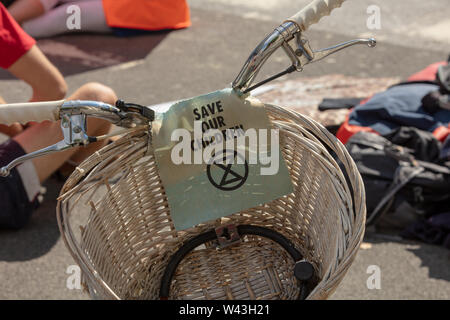 London, Großbritannien. 15. Juli 2019. Das Aussterben Rebellion Klimaschutz Protest vor dem königlichen Gerichten auf dem Strand, London. Credit: Joe Kuis/Alamy Nachrichten Stockfoto