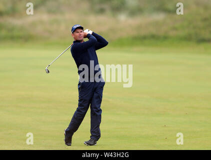 Portrush, Land, Antrim, Nordirland. Juli 2019 19. 19. Juli, Portrush, Land, Antrim, Nordirland; Die 148 Open Golf Championship, Royal Portrush, Runde Zwei; Padraig Harrington (IRE) folgt den Flug seiner Annäherung an das Grün auf der 11 Loch Credit: Aktion Plus Sport Bilder/Alamy leben Nachrichten Stockfoto