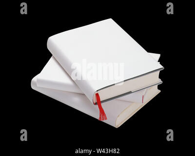 Stapel von weißen Bücher isoliert auf schwarzen Hintergrund. Zurück zu Schule. Stockfoto