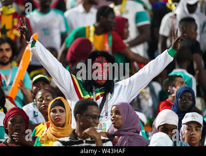 Kairo, Ägypten. 19 Juli, 2019. Frankreich Juli 19, 2019: Senegal Fans vor der endgültigen 2019 Afrika Cup der Nationen Übereinstimmung zwischen Algerien und Senegal im Cairo International Stadium in Kairo, Ägypten. Ulrik Pedersen/CSM/Alamy leben Nachrichten Stockfoto