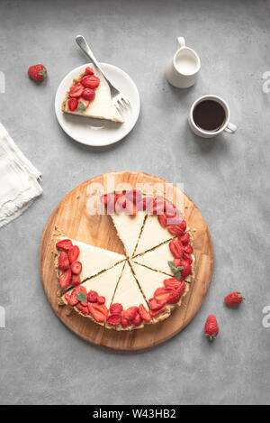 Käsekuchen mit frischen Erdbeeren zum Nachtisch - gesunde organische Sommer Beeren dessert Käsekuchen, Kopieren, Ansicht von oben. Hausgemachter Käsekuchen. Stockfoto