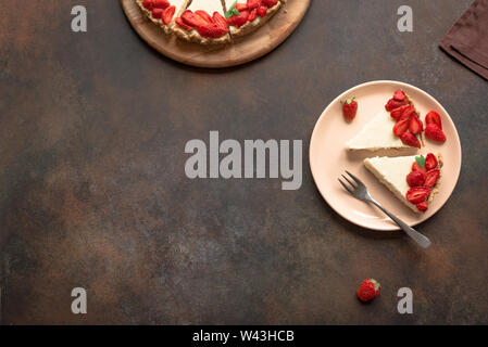 Käsekuchen mit frischen Erdbeeren zum Nachtisch - gesunde organische Sommer Beeren dessert Käsekuchen, Kopieren, Ansicht von oben. Hausgemachter Käsekuchen. Stockfoto