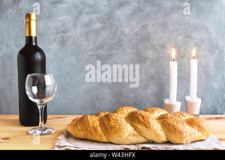 Schabbat oder Shabath Konzept. Challah Brot, Schabbat Wein, Buch und Kerzen auf dem Tisch, kopieren. Die traditionellen jüdischen Sabbat Ritual. Stockfoto