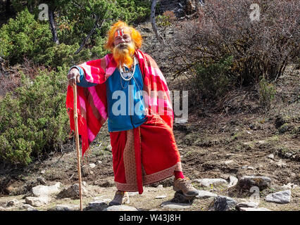 Kathmandu, Nepal - April 24, 2015: Sadhu Mann, mit traditionellen bemaltem Gesicht, ist der Aufenthalt in Wald im Nationalpark auf Gosaikunda Langtang trekking. Stockfoto