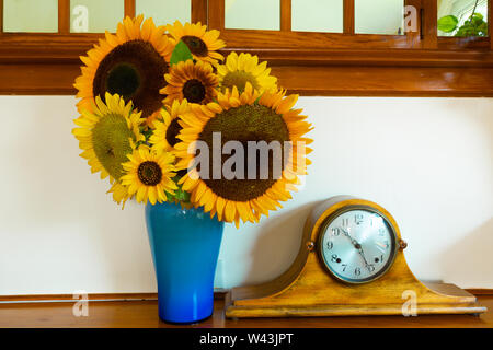 Ein Blumenstrauß aus Sonnenblumen in einem Land zu Hause. Stockfoto