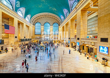 New York City/USA - Mai 25, 2019 Grand Central Terminal in New York City. Innenraum der Bahnhofshalle, wandern Menschen, Rush Hour Stockfoto