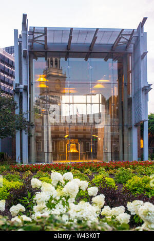 Liberty Bell durch Glas Gebäude in Philadelphia PA gesehen Stockfoto