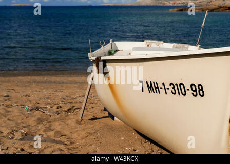 Menorca - 22. SEPTEMBER: ein Boot von Cala Mica Strand, September 22,2017. Stockfoto